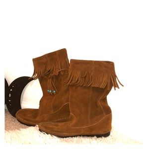 MINNETONKA calf boot tan fringe w/turquoise accent